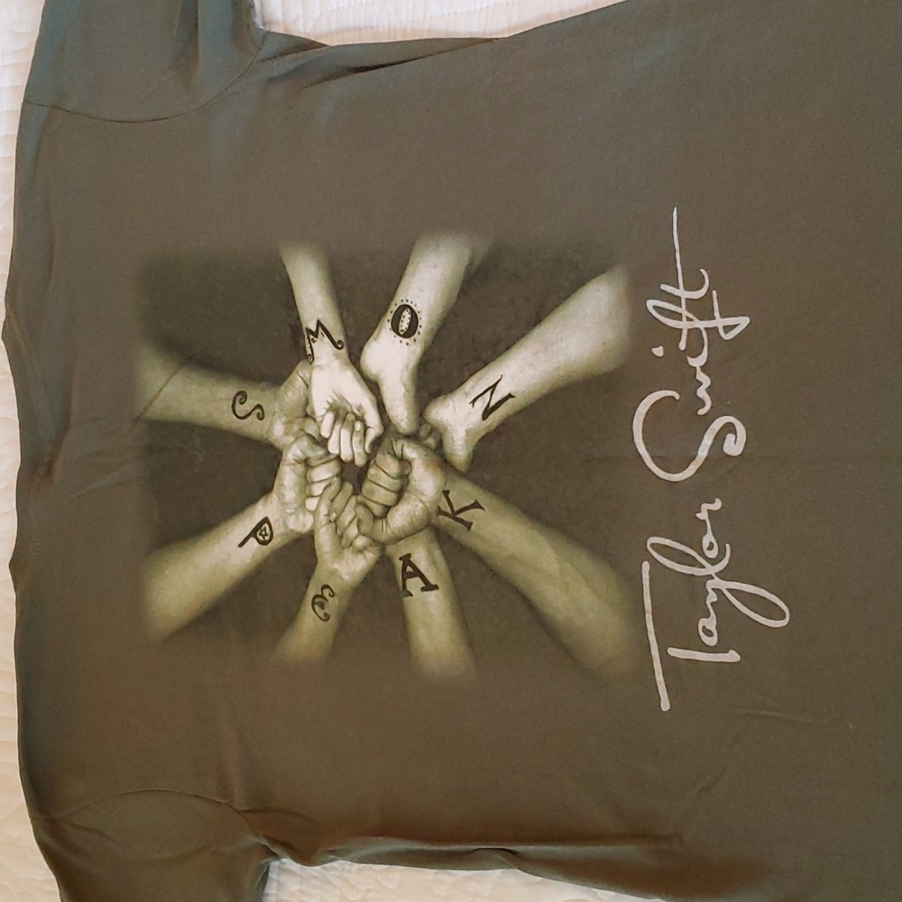 Taylor Swift Speak Now Tour Shirt - Size Small
